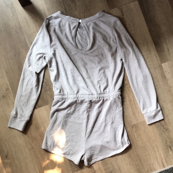 soft knit long sleeves La Vie En Rose romper with dandelion print on front - Picture 9 of 10